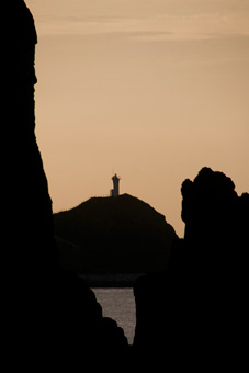 山羊島から覗く立神灯台