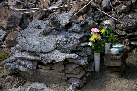 モーヤ近くのサンゴ石のお墓