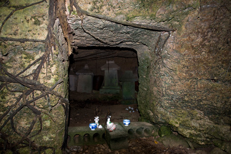 喜界島の洞穴墓の中
