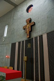 祭壇に飾られた大島紬のタペストリー