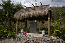 与湾大親の墓碑