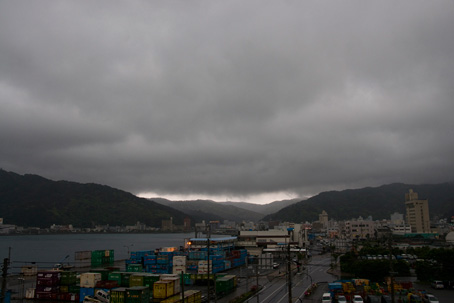 雨雲に覆われた名瀬市街