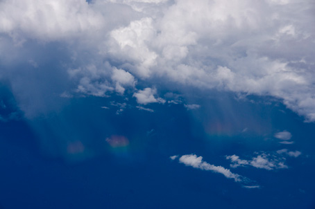 飛行機からの虹