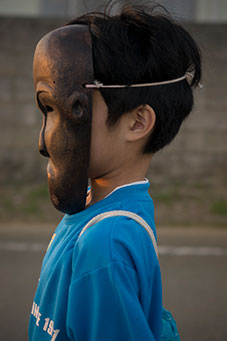 来訪神パーントゥの仮面を被った少年