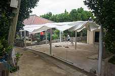 テントを設営中のウェーグゥニ殿