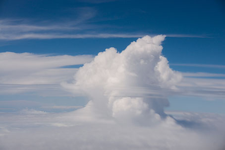 飛行機の窓から見た雲