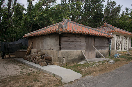 イラブーの薫製小屋