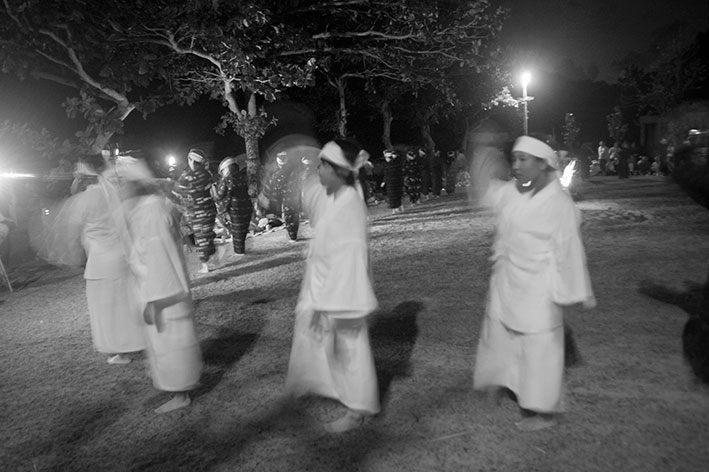 神アサギのある広場で、ウシデークを踊る女性達
