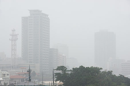 雨に煙る那覇市街