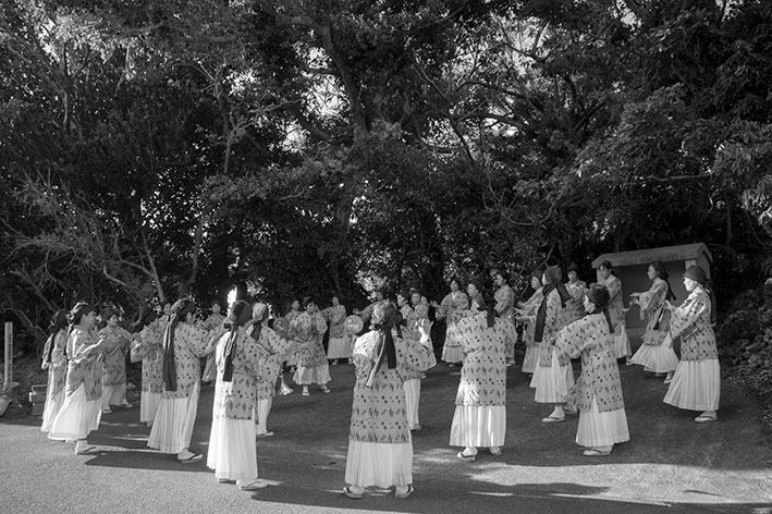 ウシデークを踊る女性達