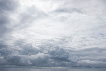 高速船から撮影した海と雲