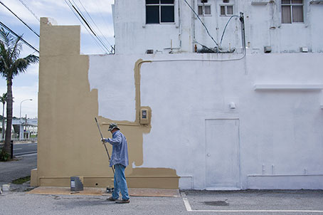 壁を塗り替え中のクレイジーホース