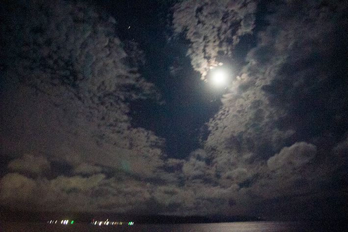 名瀬港の夜空