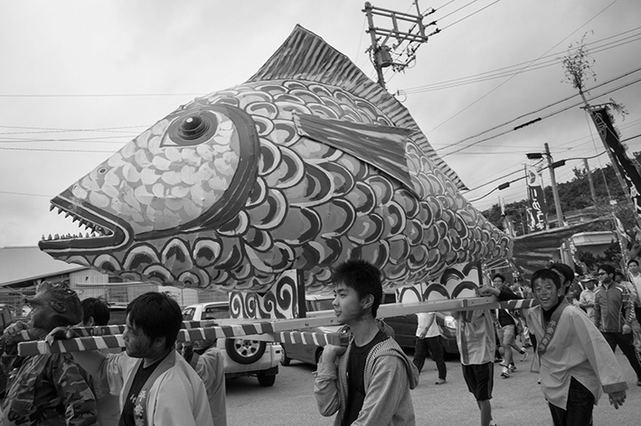 巨大な魚の神輿が浜へ運ばれる