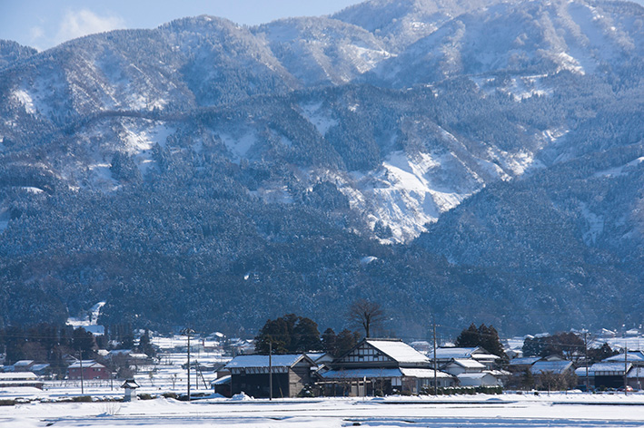 高瀬神社の前に広がる雪景色