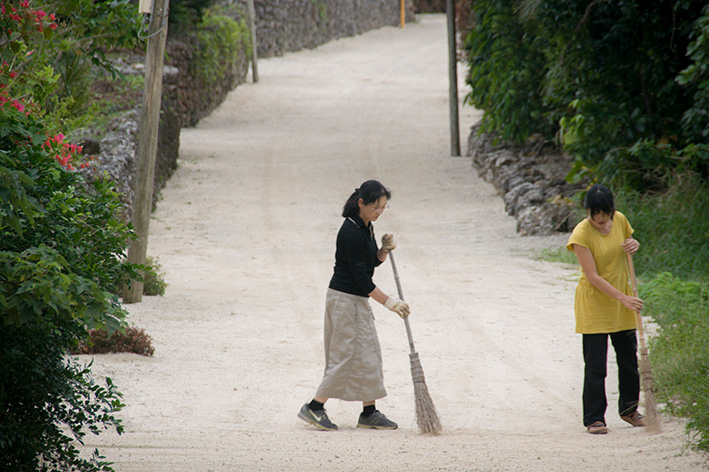 カミミチを掃き清める女性たち