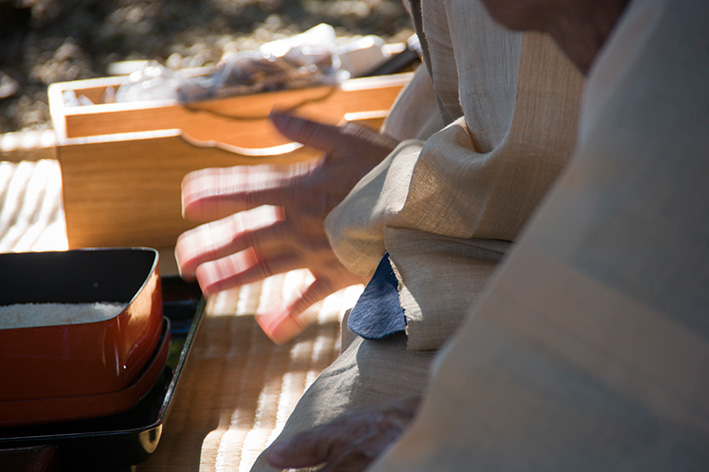 石垣島・白保の豊年祭で御願する神司の手