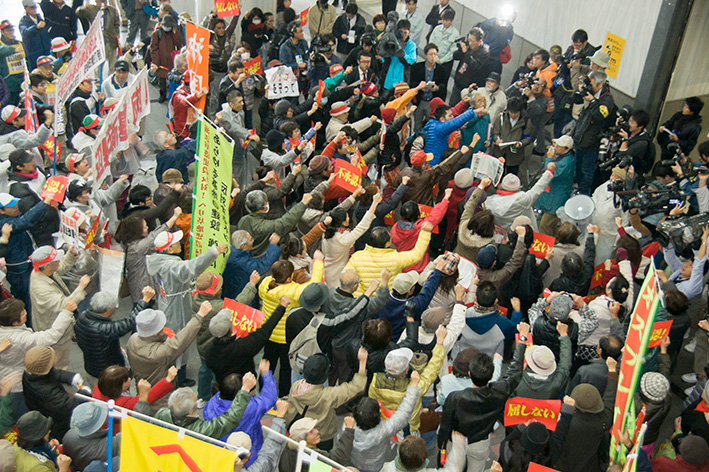 県庁１階ロビーでの抗議集会