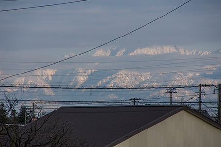 窓から見える雪の立山連峰