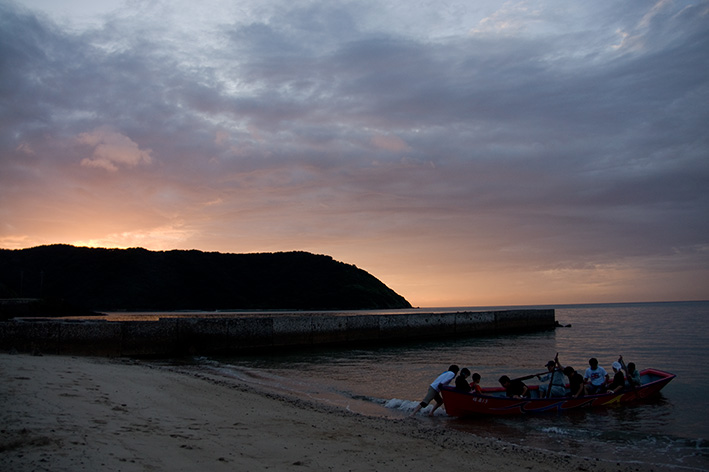 朝仁海岸での舟漕ぎの練習