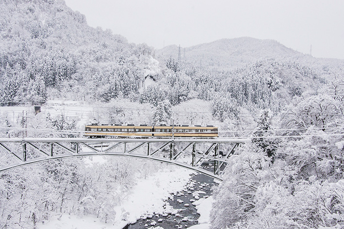 鉄橋を渡る富山地方鉄道の電車