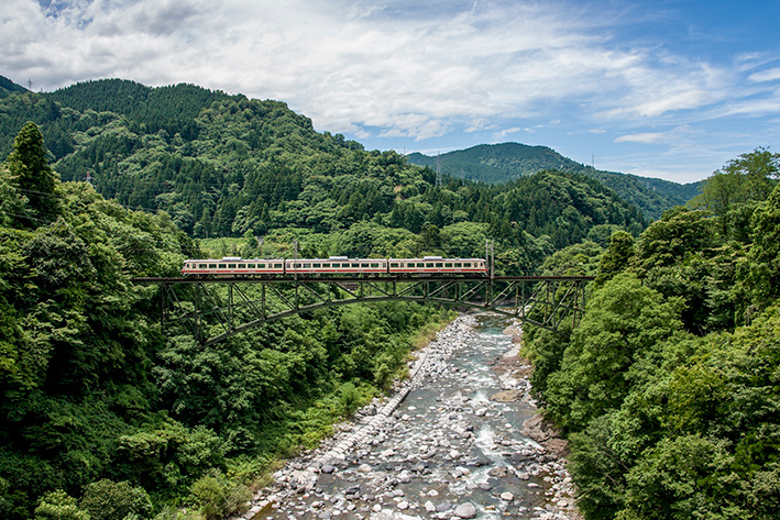 常願寺川に架かる鉄橋を渡る電車