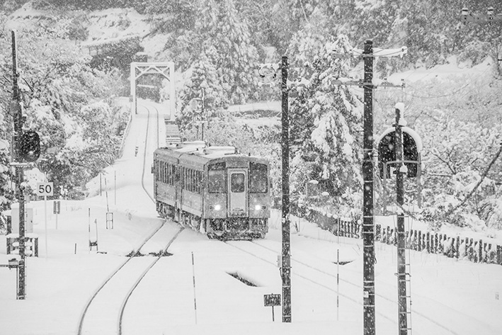 雪の中を走る高山線の電車