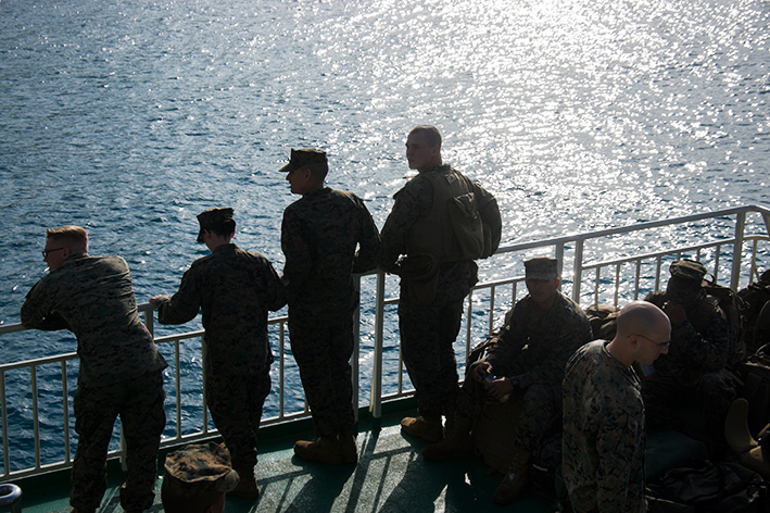 町営船で伊江島に渡る米兵