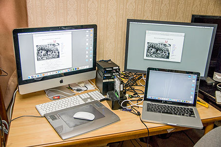 パソコンとディスプレイを設置した机の写真