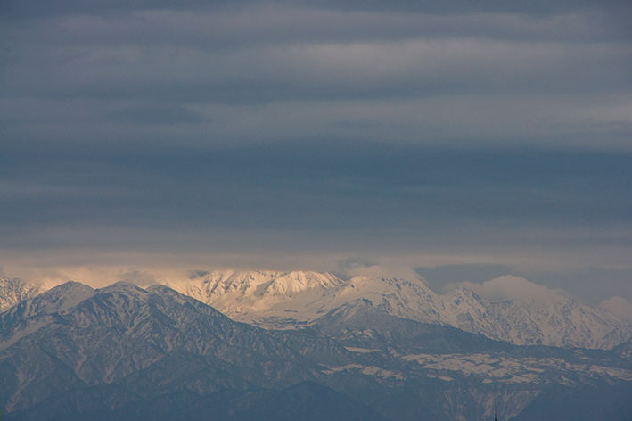 小矢部川の土手から撮影した立山連峰