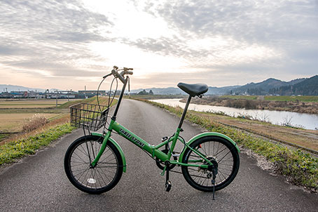 小矢部川の土手で撮影した自転車