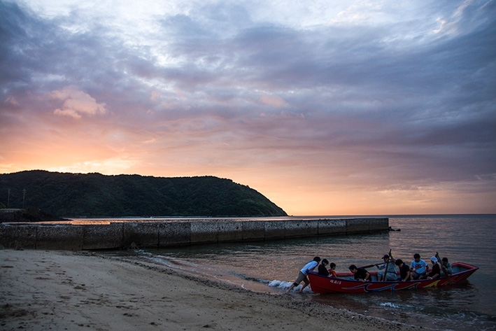 ６月３０日のスナップ。朝に海岸での舟こぎの練習