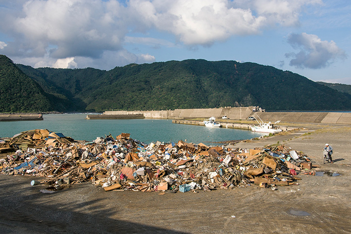 １０月３０日のスナップ。暴雨災害でダメになった家具が廃棄された小湊の港