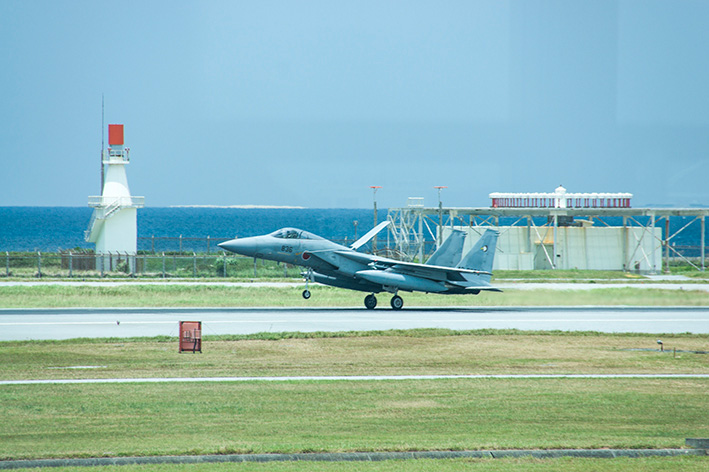 那覇空港で離発着するF-15