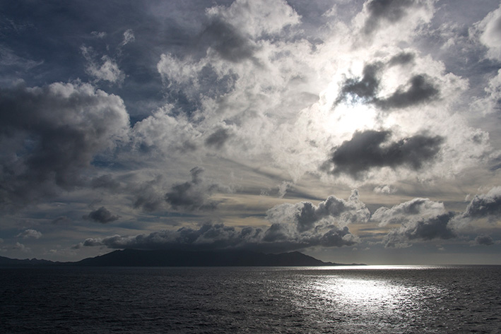 ６月１２日のスナップ。フェリーから撮影した徳之島の島影
