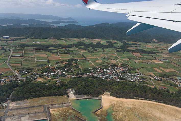８月３０日のスナップ。飛行機から撮影した奄美大島