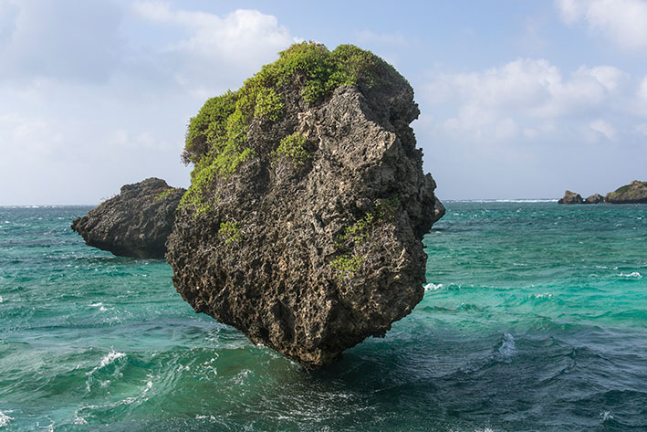 １０月１０日のスナップ。大神島の海岸にある奇岩