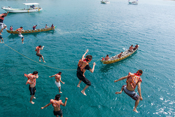 ６月１２日のスナップ。３番バーリーで海に飛び込む漕ぎ手たち