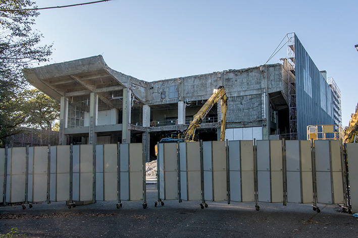 解体工事中の高岡市民会館