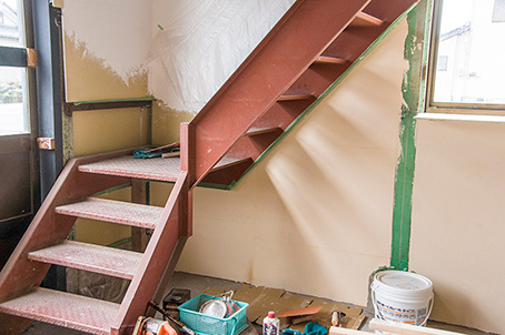 漆喰を塗り終わった階段下の壁
