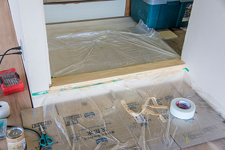 １階の部屋へと続く入り口の小さなスペースも合板と石膏ボードと漆喰でリフォーム