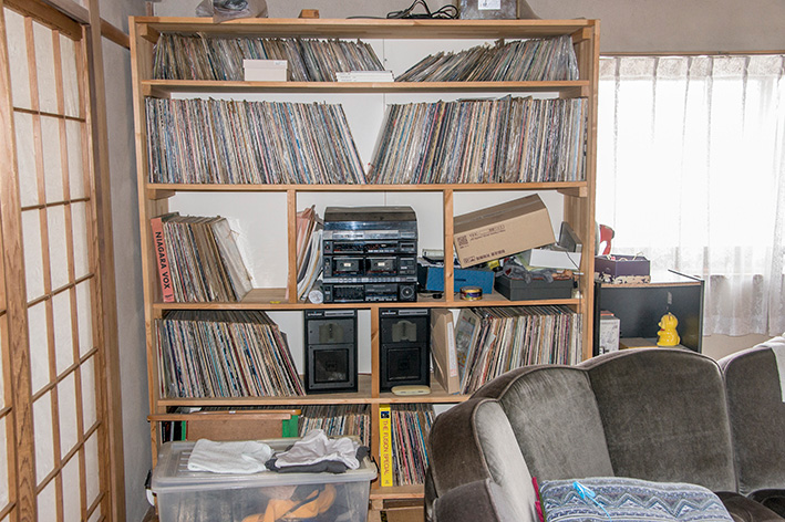 父親が作った棚に収納されているアナログのレコード