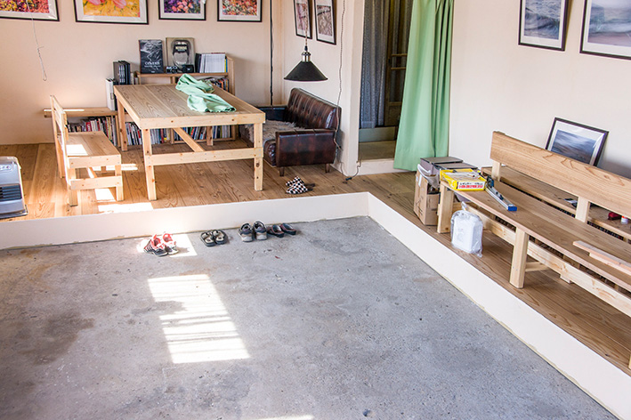 土間にあったテーブルやベンチをフローリングの床に移動