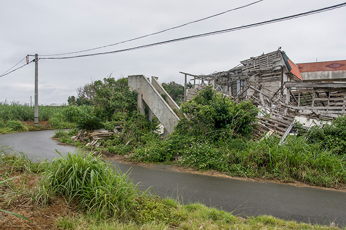 与論島の台風で壊れた建物02