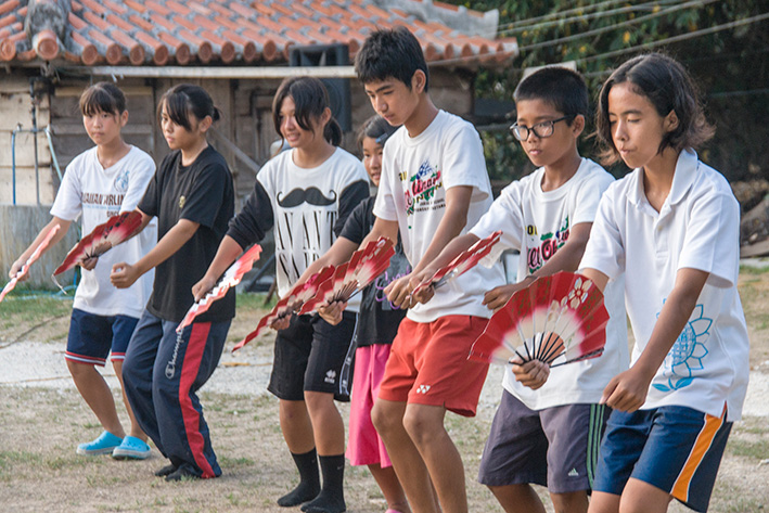 祭場である久高御殿庭で踊りを奉納する