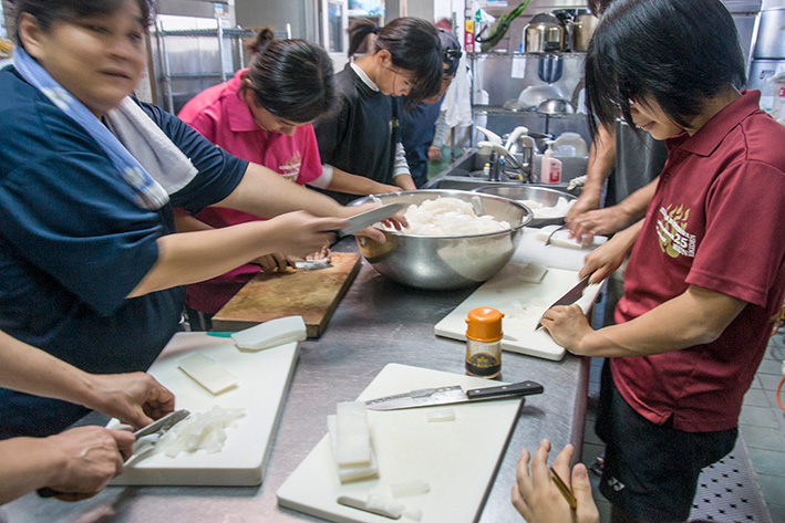 旧暦の大晦日、島のお母さんたちのお手伝いで正月のうさ位（ご馳走）作りをする