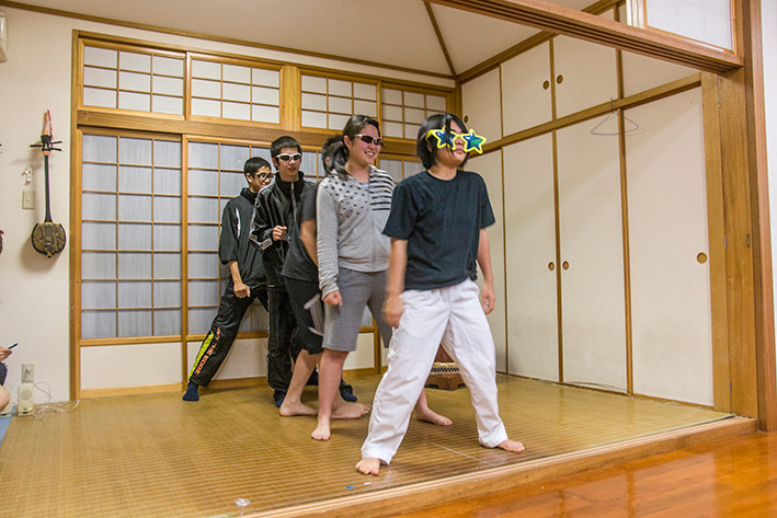 直会の余興でダンスを踊る子供たち