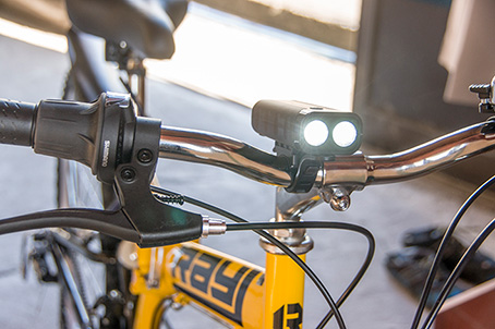 自転車用ライトを取り付けた