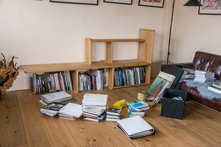 本棚と床にワックスがけ