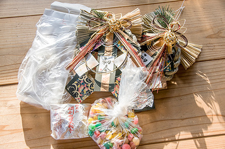 正月飾り、お札、お涅槃団子